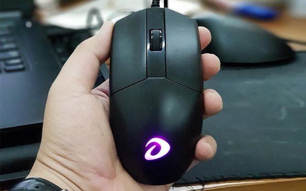 Phím cuộn của chuột Dare-U LM103 được làm bằng cao su